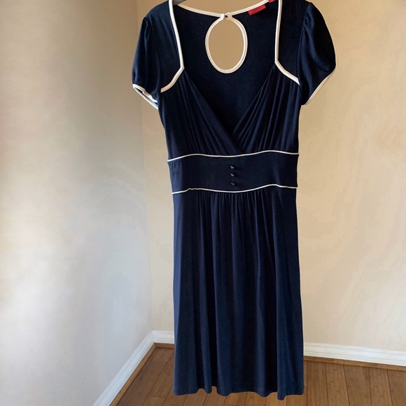 Hugo Boss Dress with white trim - Picture 4 of 7